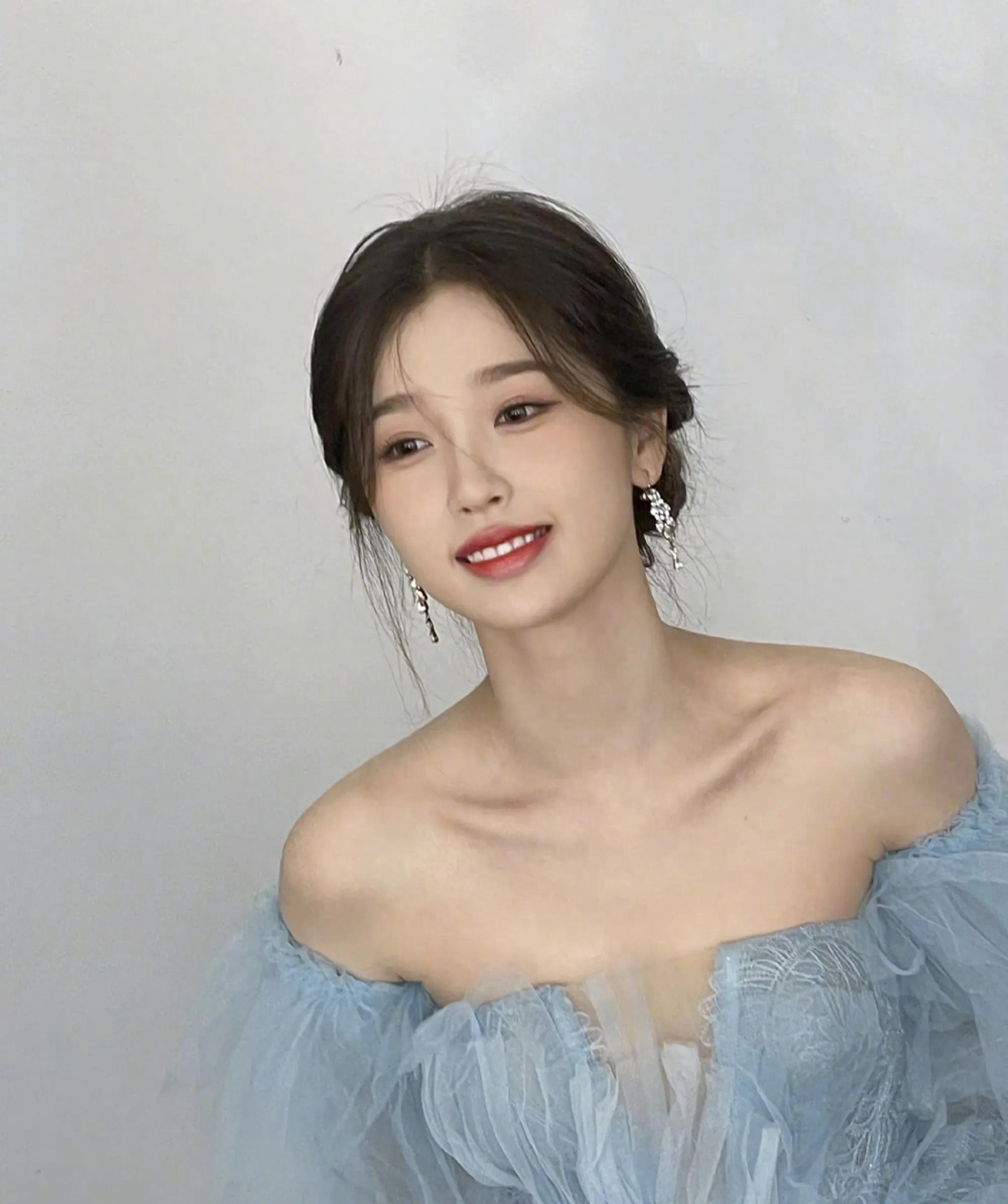 女明星虞书欣写真合集：甜美可爱、优雅时尚