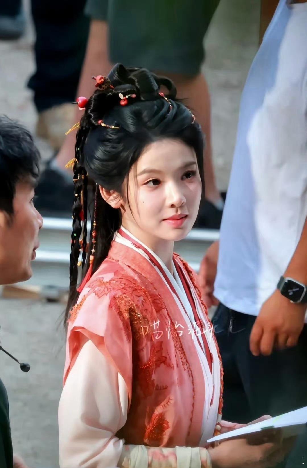 张淼怡、鹤男，这两位小花即将霸屏古偶现偶，她俩都有多部女主剧待播，资源相当好。所