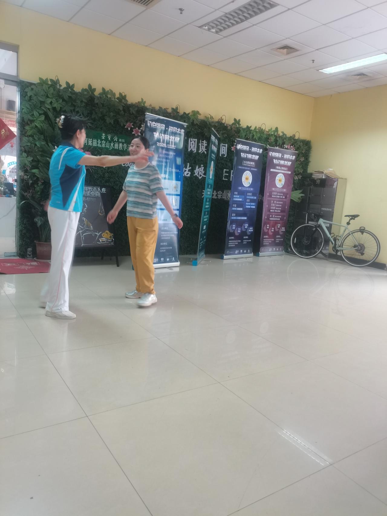 中国女人为什么喜欢黑人这是西方文化侵略的结果，从小学到大学，我们的下一代，学的都