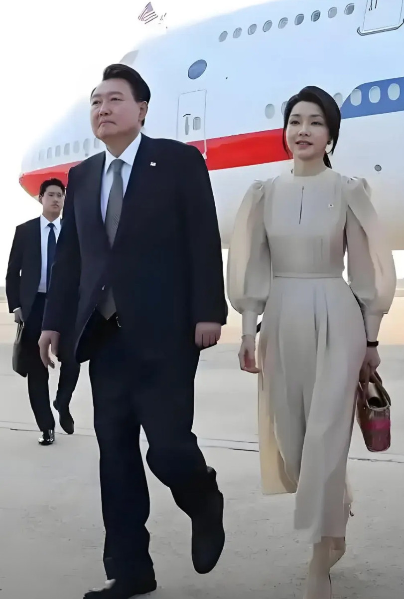 今早看新闻，韩国法院批准拘留令，尹锡悦再度被拘押。在人们的眼里，当官可以呼风唤