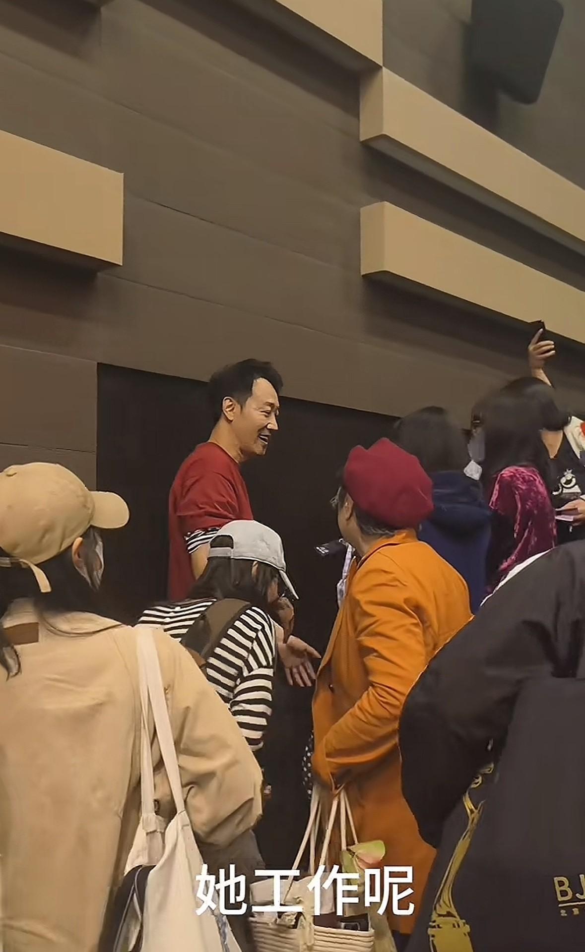悲痛，原来朱媛媛病逝早有迹象，这是今年4月19号，辛柏青的路演视频，有人问辛