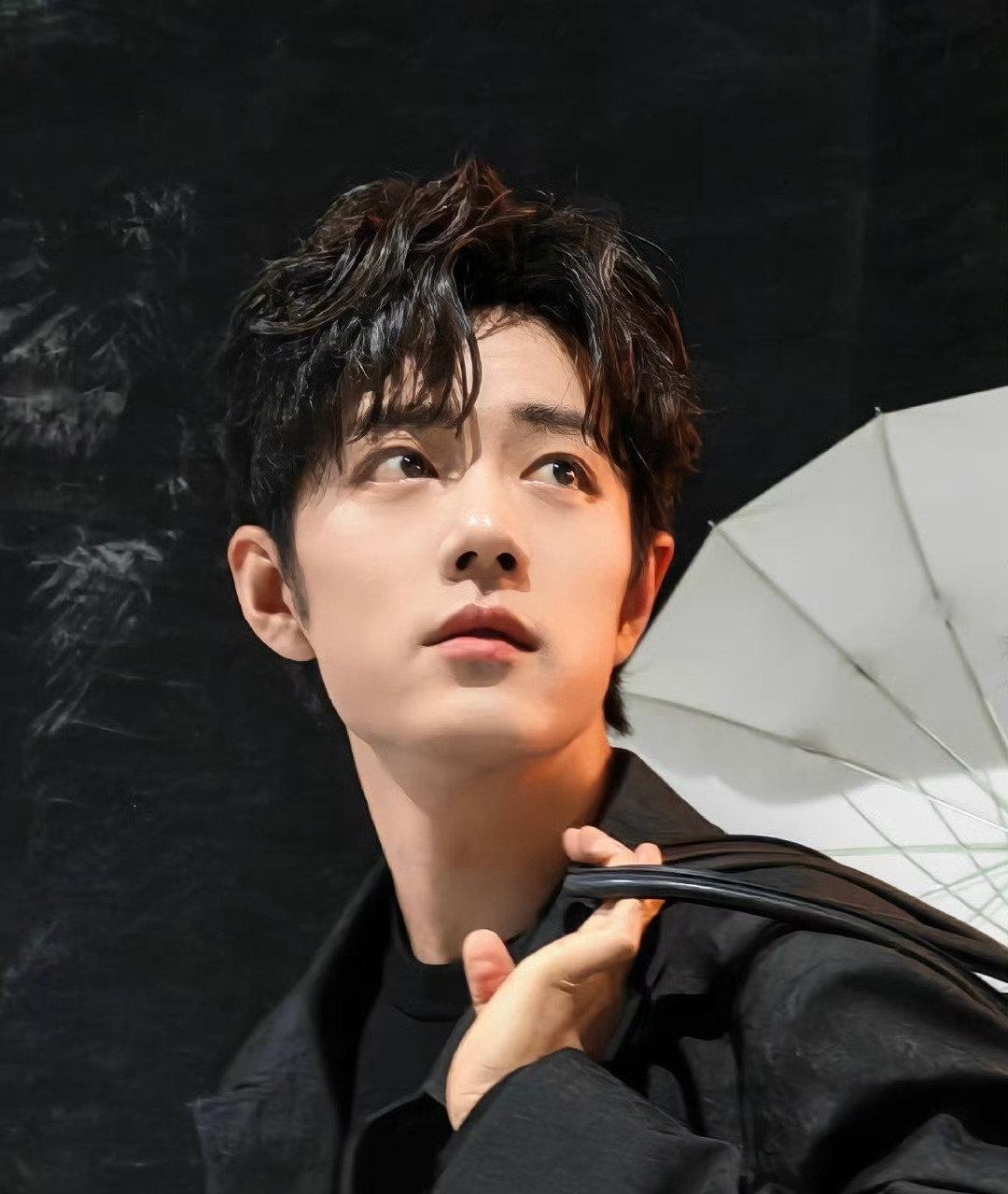 我怀疑汪海林找到了流量密码才揪着肖战不放。以前他可以说是一点名气都没有，自从