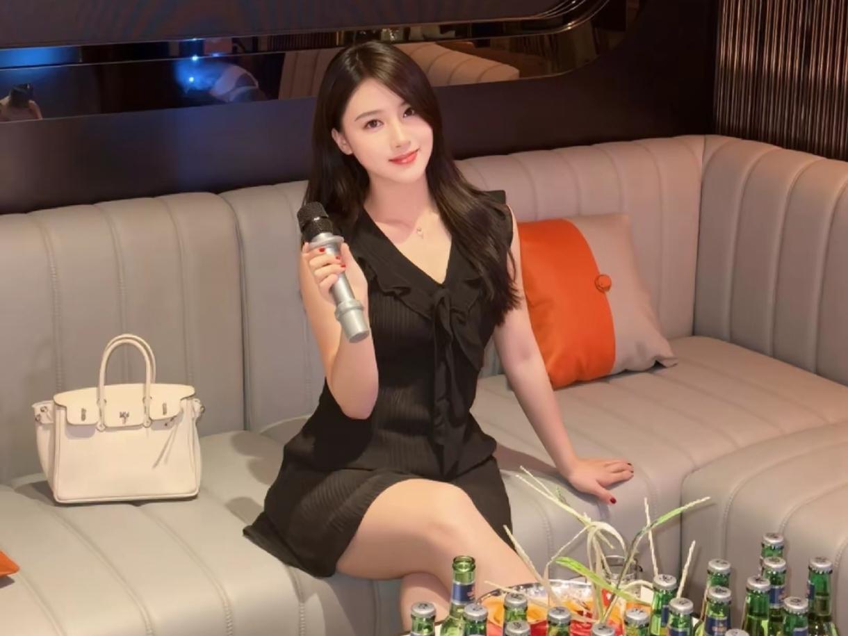 『半窗月痕·水龙吟·歌厅闲聚』暖光漫过绒沙发，正执麦凝眸时候。黑裙曳影