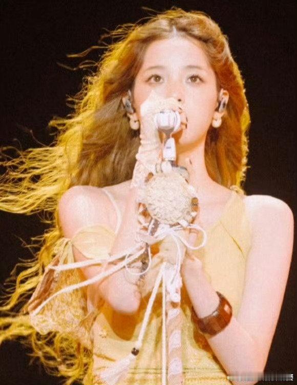 欧阳娜娜为欧阳娣娣新歌打call欧阳娜娜宣传妹妹新歌从文字到表情都充满宠溺，欧