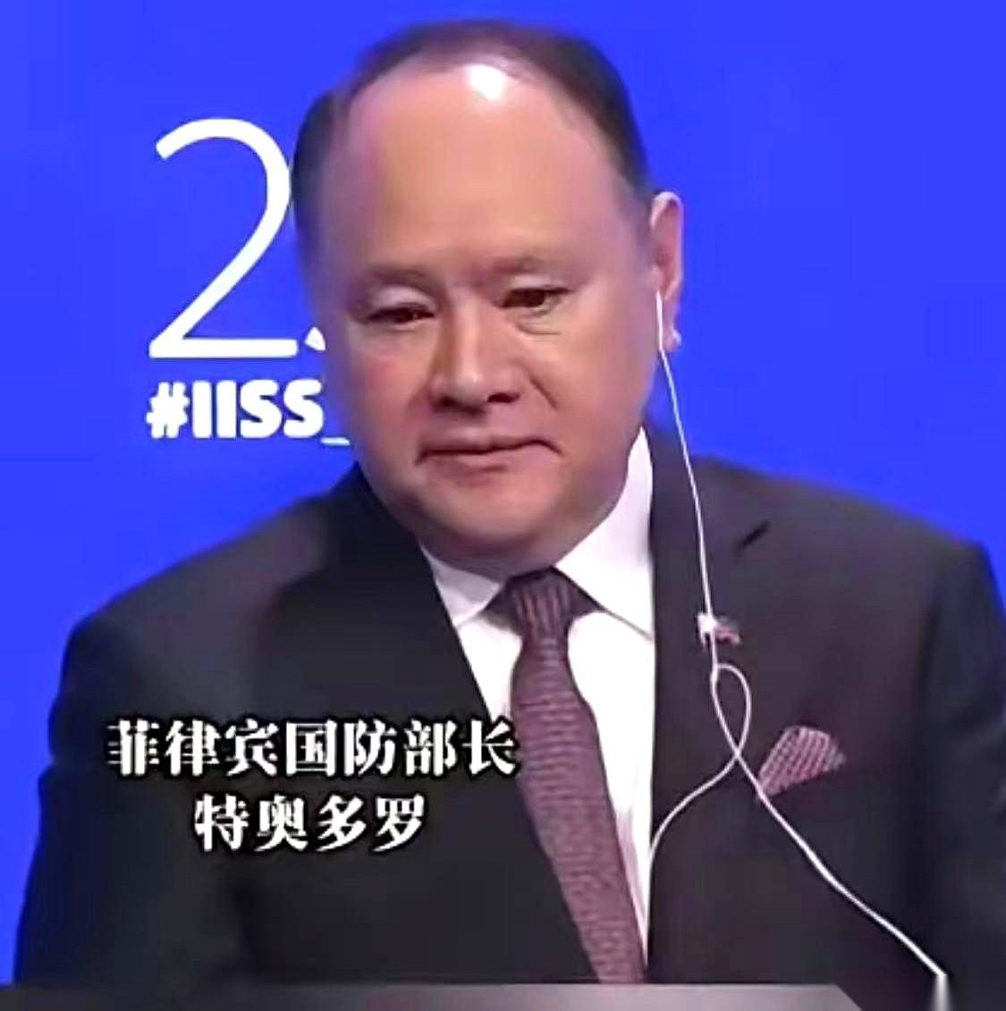 破防了。堂堂菲律宾防长，对着镜头委屈得快哭了，扯着嗓子喊：“受够了！我们以后绝