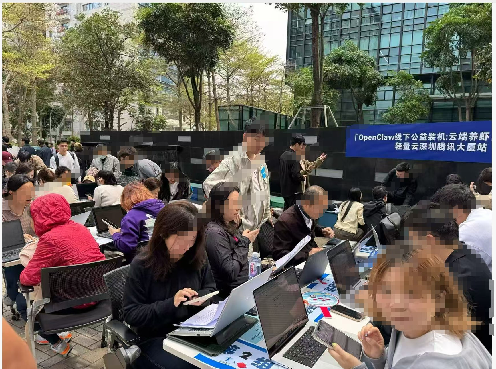 深圳拍到的线下Openclaw装机画面，一大群人（很多是奶奶！）排队等待安装O