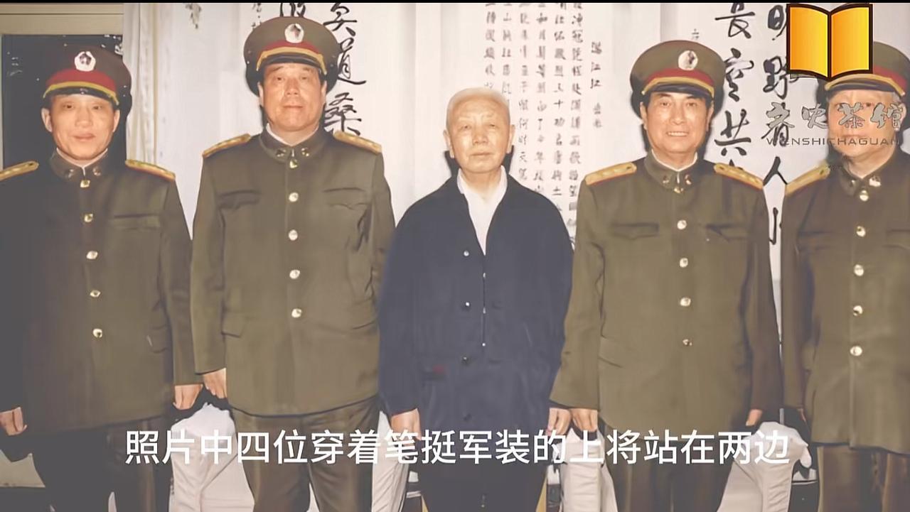 不懂就问，这是什么人？居然站在中间，旁边可都是将军呀。