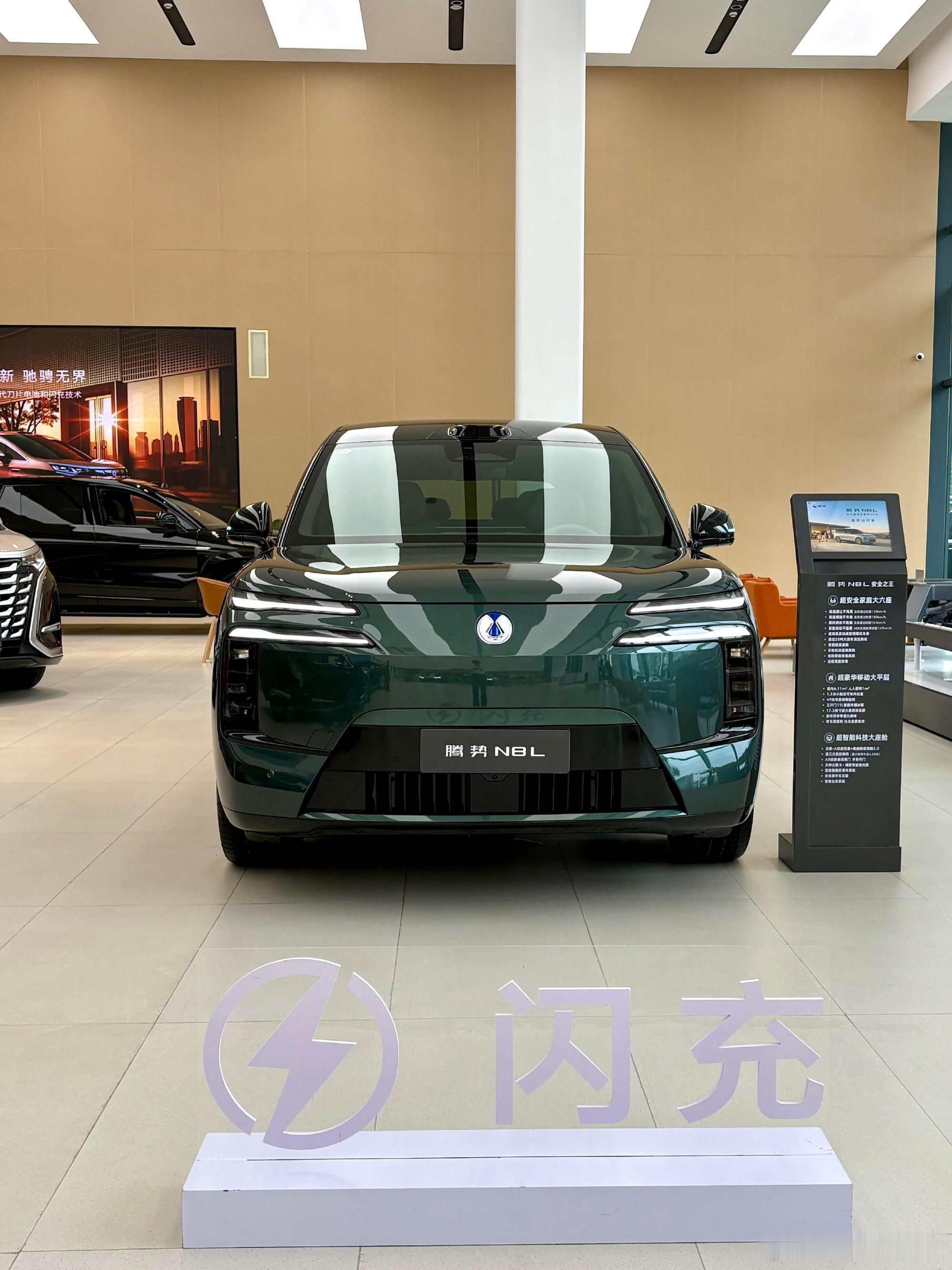 这台SUV买了之后会“长大”，腾势N8L把幸福想明白了  腾势N8L闪...