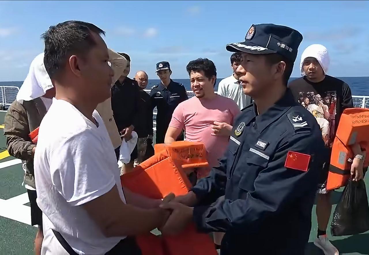 菲律宾人直接哭了！中国海警在黄岩岛将获救的菲律宾船员移交23号凌晨，在黄岩岛西