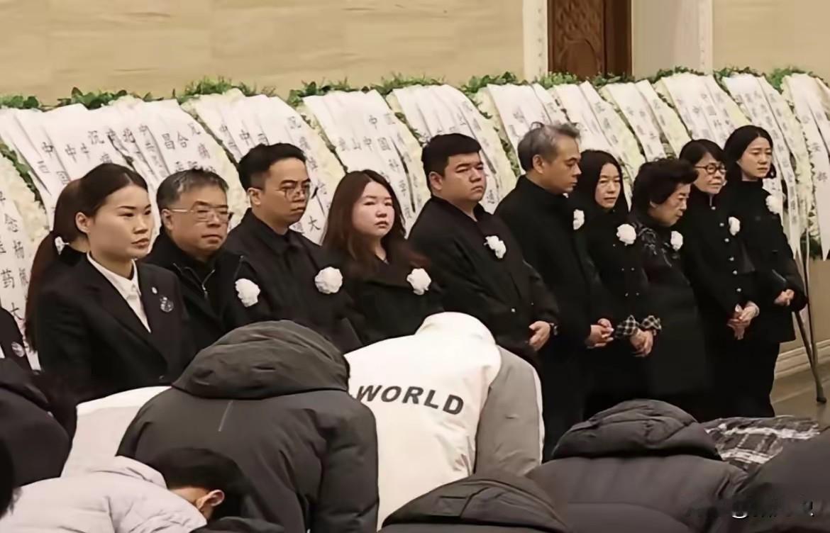 看杨振宁先生葬礼上的全家福突然懂了什么叫刻在骨子里的家国情怀!三代人清一色的