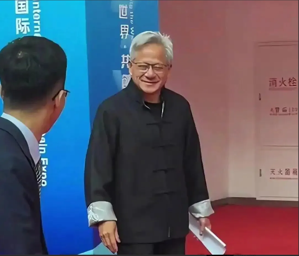 我问一个做半导体投资的老同学，黄仁勋穿唐装秀中文，半年往中国跑三趟，到底图什么？