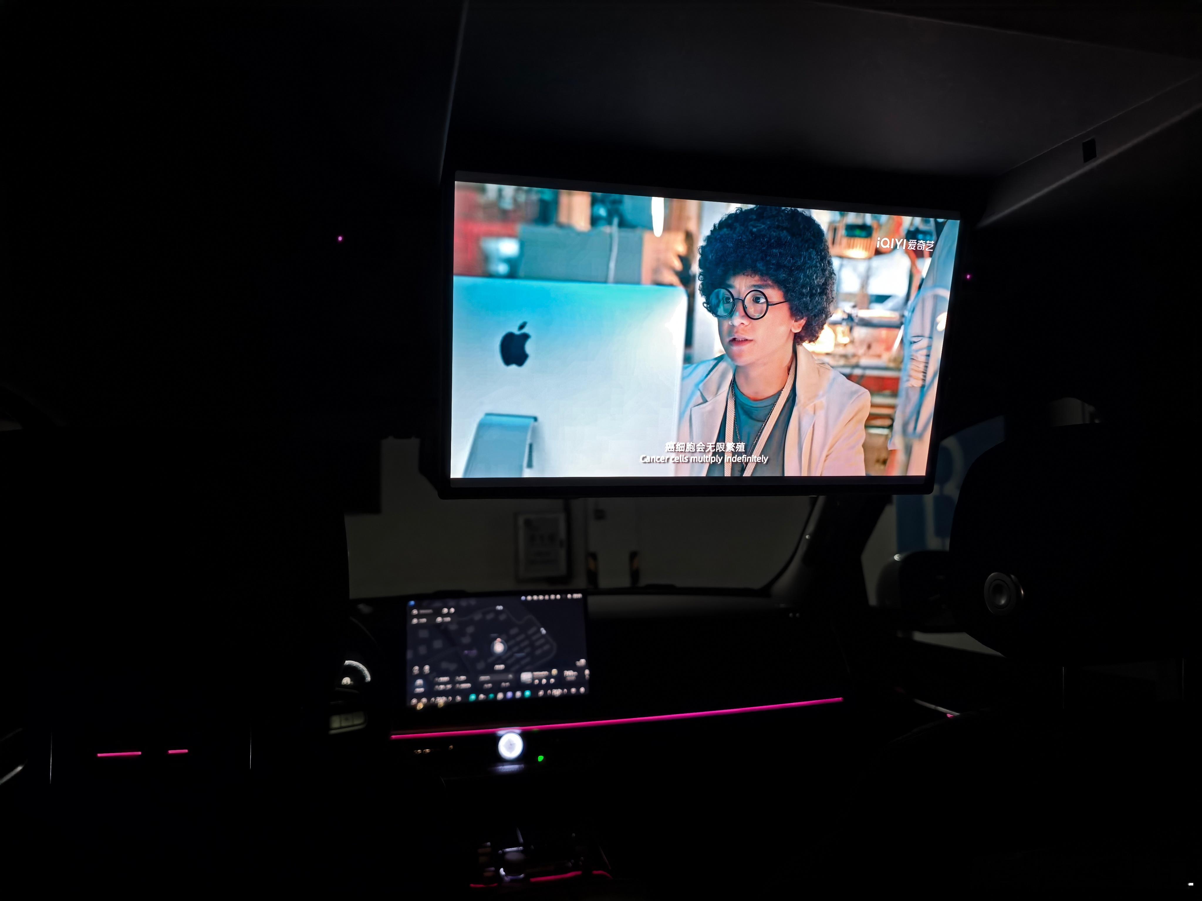 下楼丢垃圾。顺便去坦克500上面坐会，看会电视。以前我对车载电视是很鄙夷的态度。