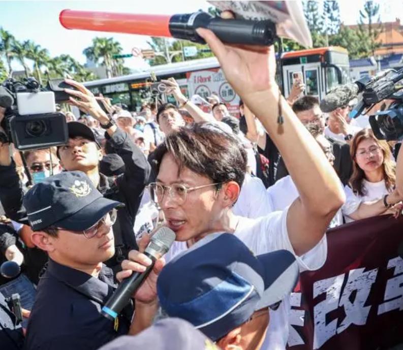 民进党要严办民众党黄国昌大战刘世芳民众党前天发起走读行动，过程与警员爆发激