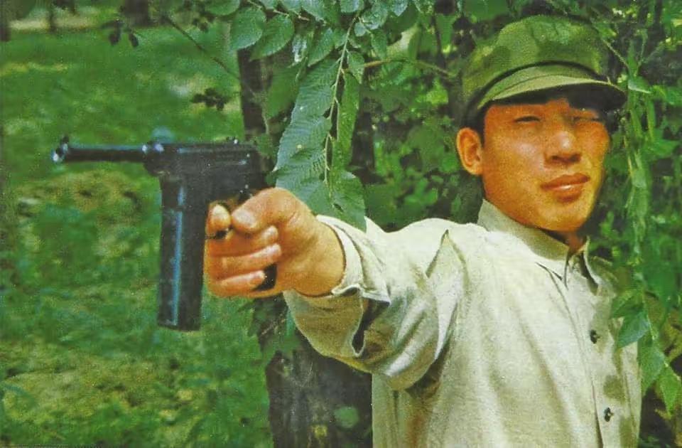 军械话题：一款鲜为人知的“冷门武器”，80式冲锋手枪，其实就是复刻驳壳枪经典设计