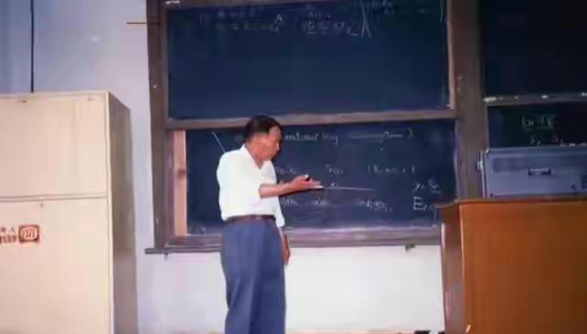 1989年，几名美国中情局探员突然出现在一位中国老人的家门口，出示证件后，直接对