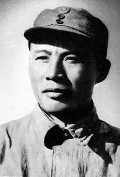 1942年，冀中军区领导机关陷入重围，战斗激烈，敌人越来越多，司令员吕正操却严令