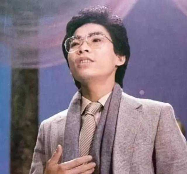 1984年，歌手张明敏得知我国举办亚运会的经费，还差了6亿的缺口时，毅然决然