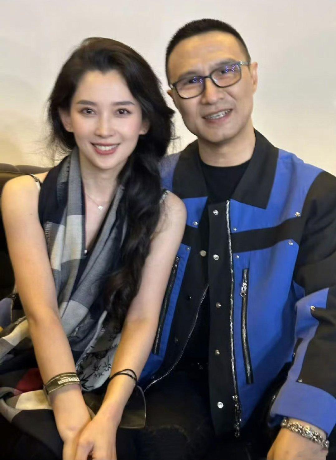 汪峰森林北搂腰逛街汪峰:三婚天注定，七婚靠打拼[doge][doge][doge