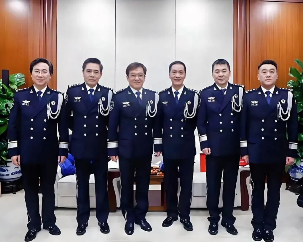 图中六位演员谁的形象最贴合公安局局长的威严气质？