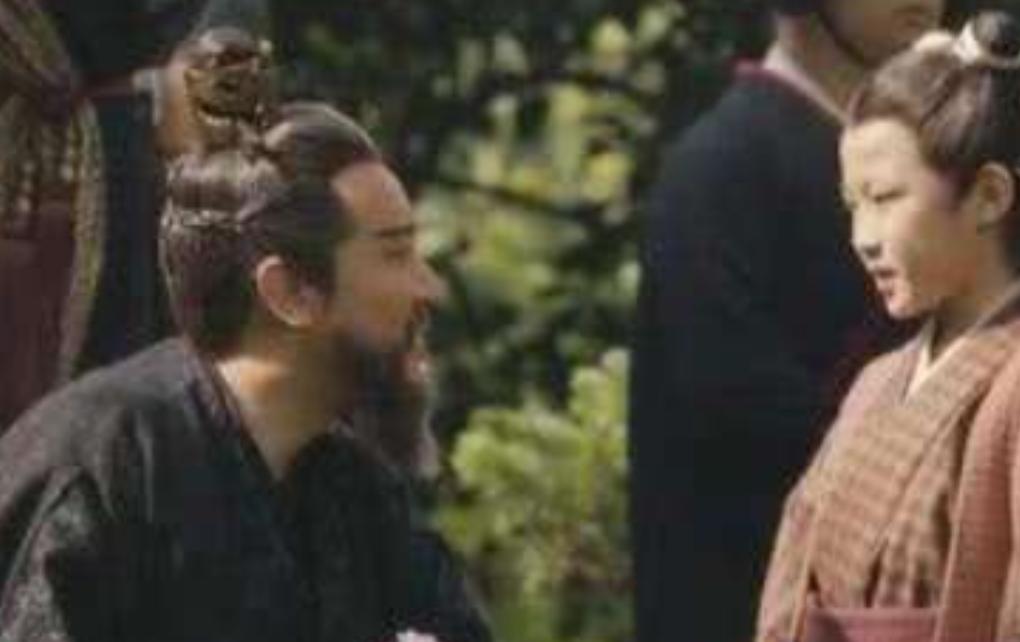 公元208年，13岁的曹冲病逝，他的好友周不疑悼念后离开。曹操吩咐手下：“去把这