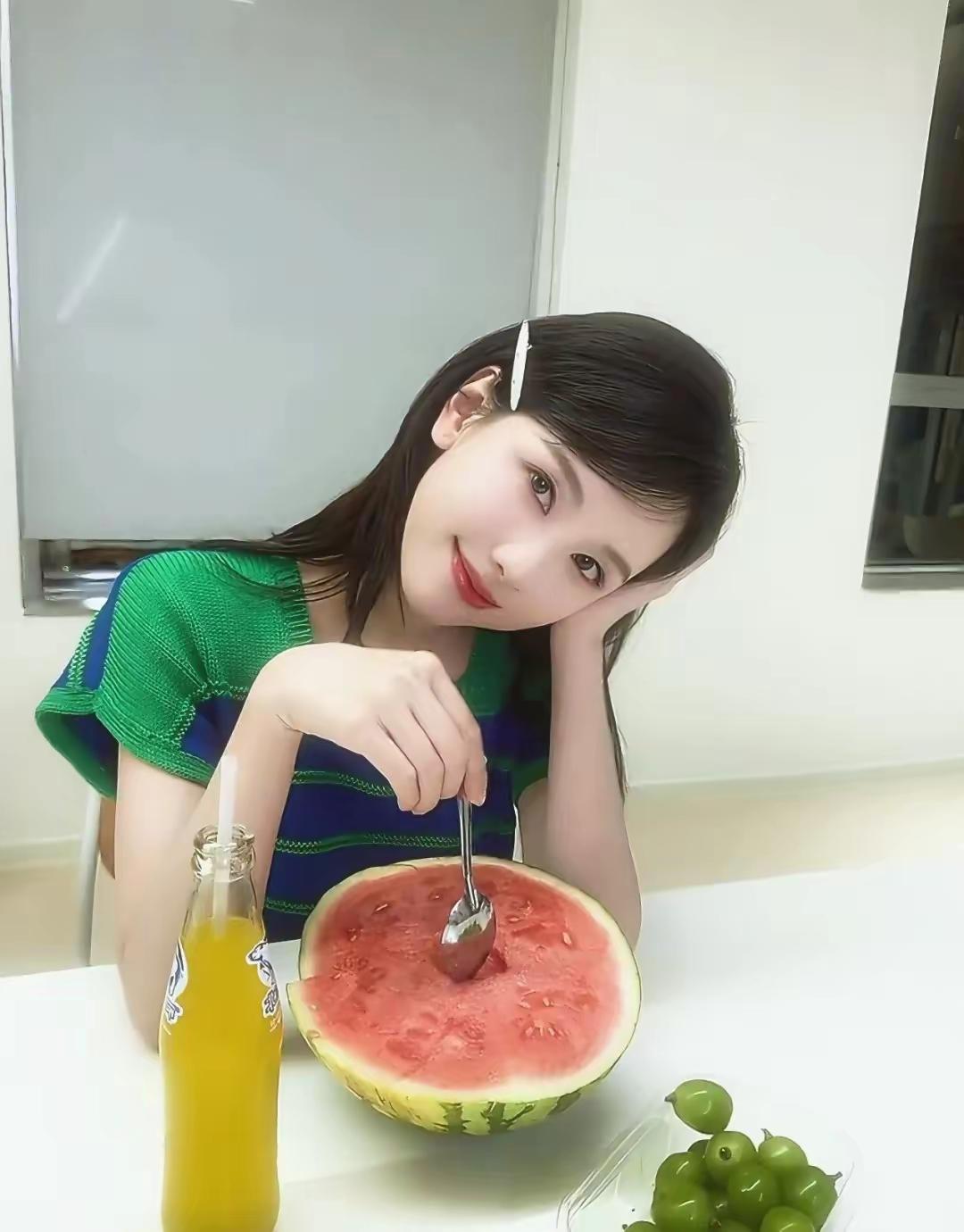 [吃瓜]吃西瓜🍉是什么梗？最近好像很🔥的样子——陈都灵🆚周也?