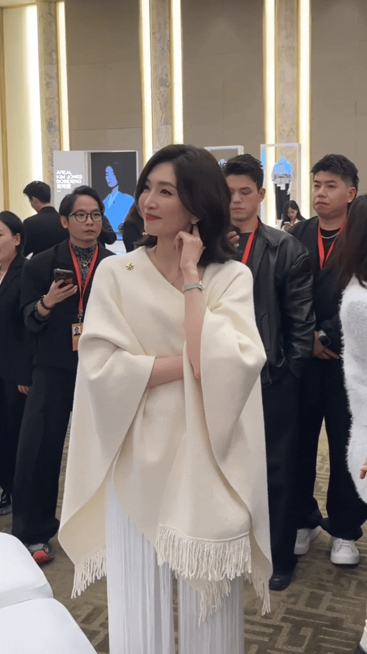 江疏影这一身打扮好高贵啊，贵妇气质拉满！