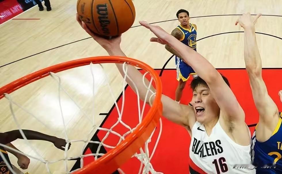 你认为杨瀚森在NBA的上限在哪里？先说结论：杨瀚森的上限，是一个场均12+8+4的进攻轴心型首发中锋