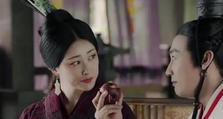 公元前238年，赢政当着赵姬的面车裂嫪毐。赵姬怒骂：“你这个畜牲，不是我儿子！”