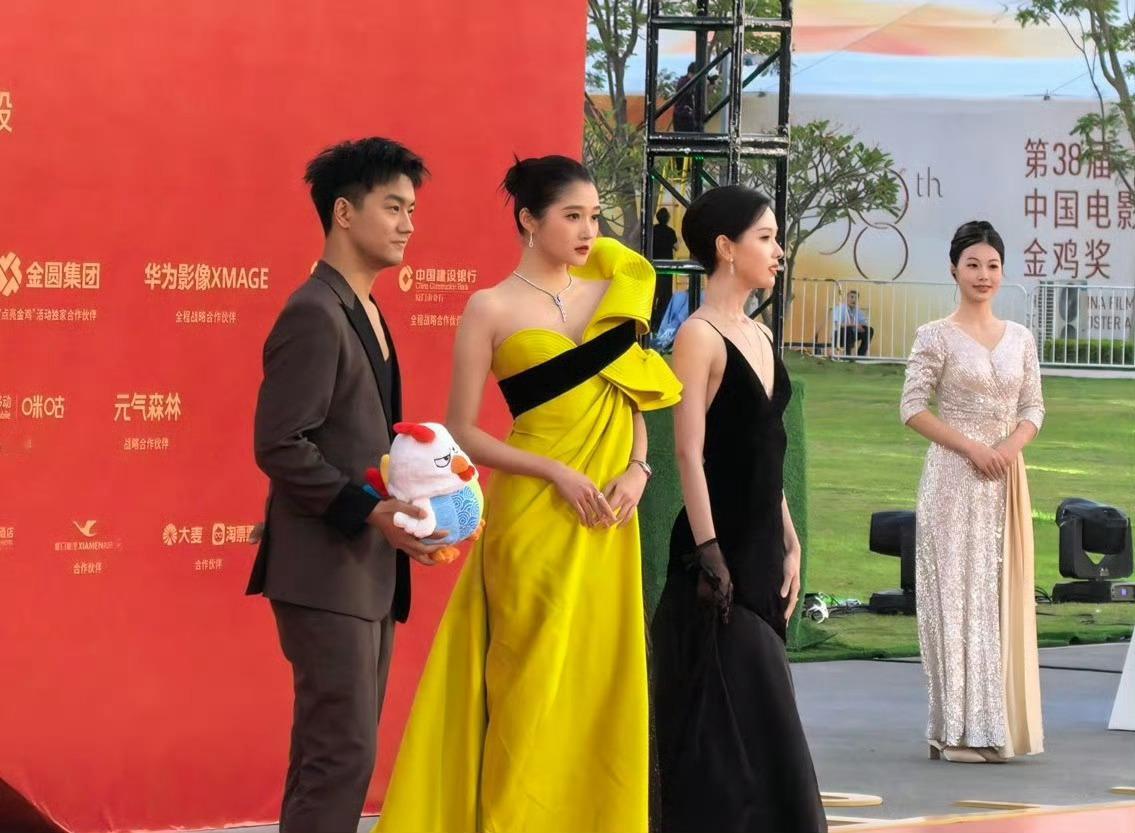 关晓彤出席金鸡奖状态真不错，完美脸蛋和优越身材的双重buff，对我眼睛很友好，完