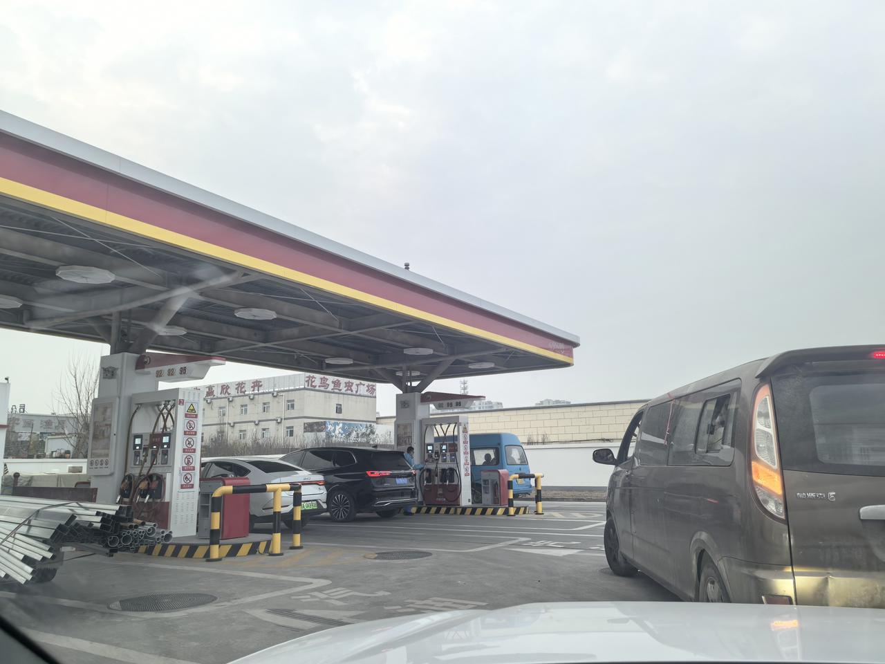 一大早6点多就去加油，没想到已经开始排队，中石化甚至罕见发短信提醒，预计油价涨幅