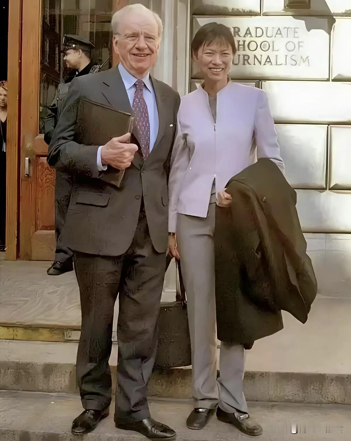 默克多这么有钱，啥样的美女没见过，偏偏娶了相貌平平甚至还有点丑陋的邓文迪。这