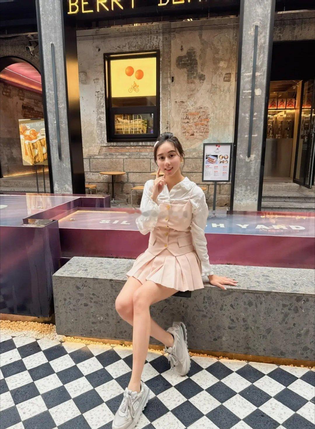 何超欣分享青岛旅游照，一身粉色套装穿搭甜美可爱大长腿又白又细​​​