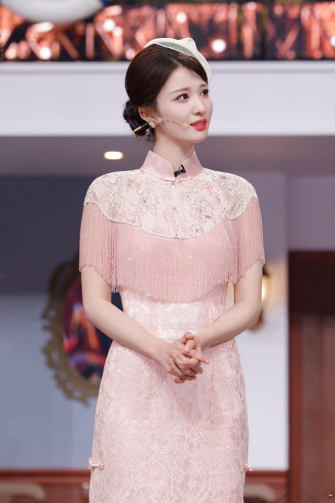 王楚然真人美貌冲击力比屏幕还强王楚然舒展大方的浓颜镜头都装不下的美貌！真人头肩