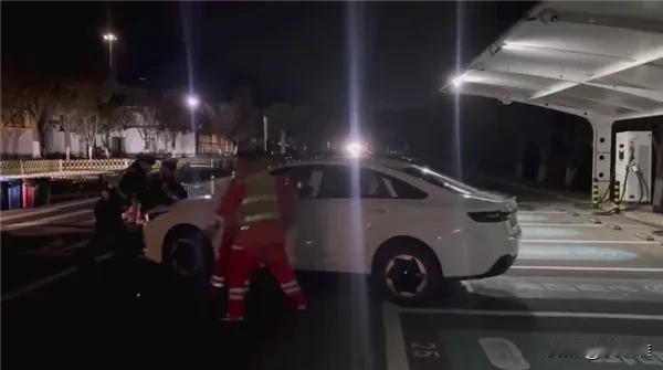 一位刚买电动车的汪先生，从杭州开车回家，出发前看表显还有400公里续航，心想肯定