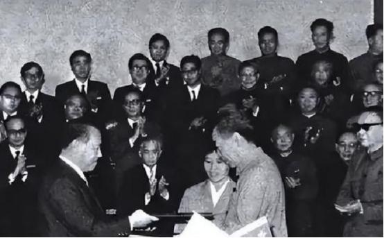 日本前首相提醒高市：中国当年免了日本千亿赔款，但有个死规矩。近期日本政坛颇为热闹