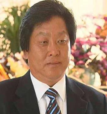 1996年北京城里有个烂尾的"玫瑰园"别墅项目，开发商跑得没影了。梁希森带着自己