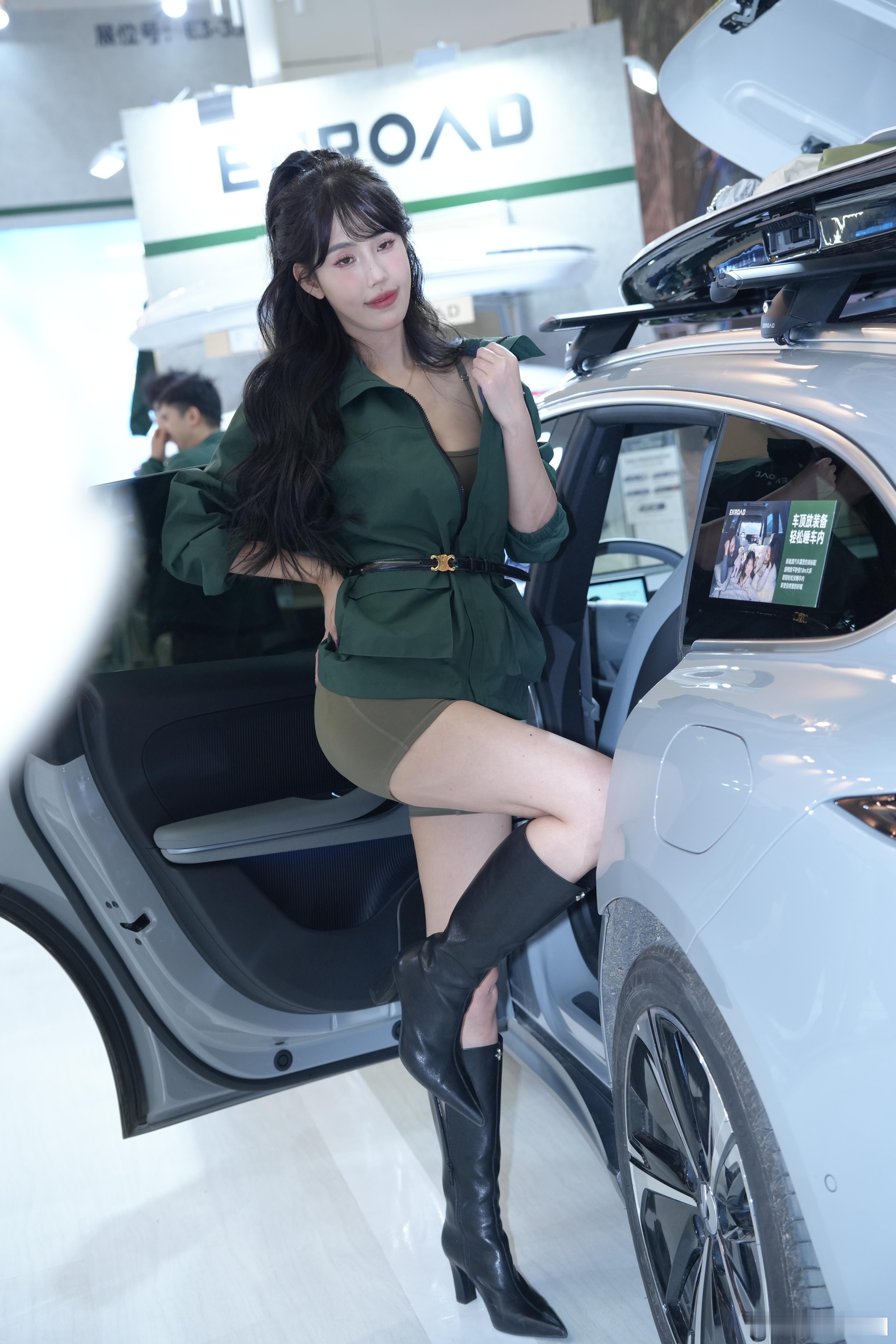 车展上的美腿车模小哈娜​​​