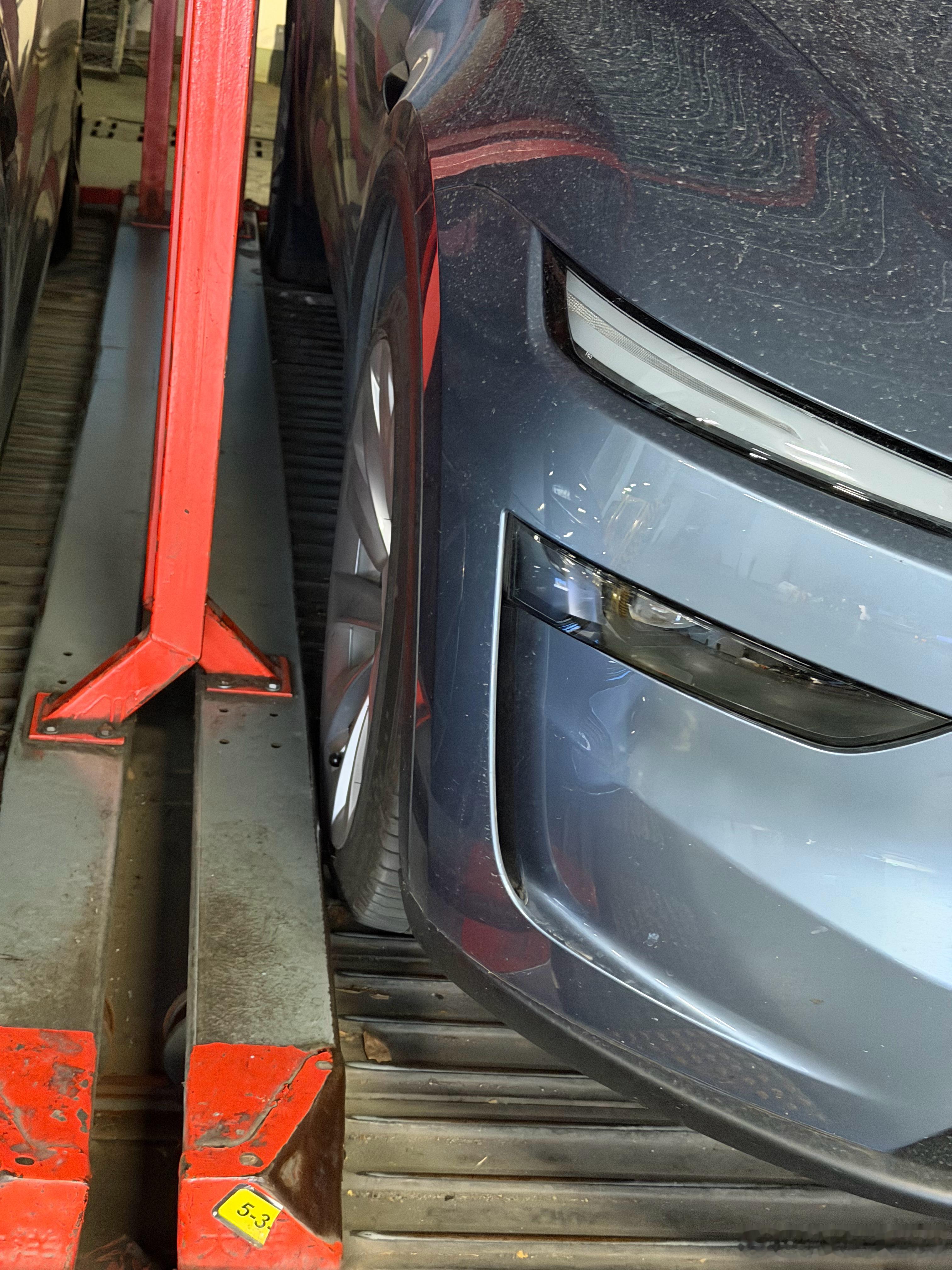 现在立体车库是真的难停，两边的位置真的太小了，没有人指挥是真的倒不进去啊电车还不