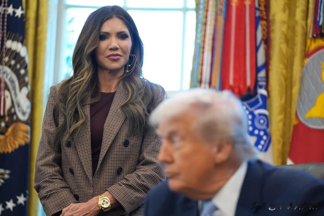 据《纽约时报》报道，周一晚间，特朗普在白宫椭圆形办公室与国土安全部长诺姆及其团队