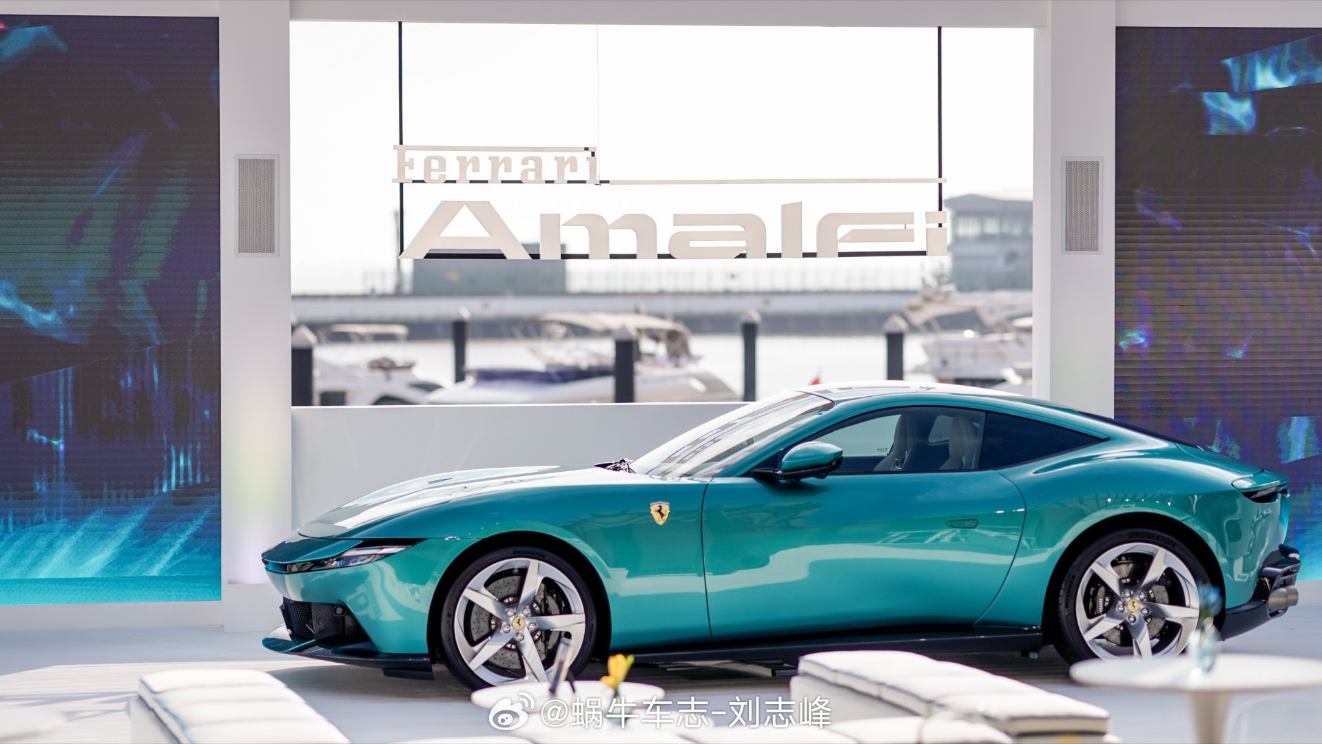 走近看，法拉利amalfi确实有了许多与众不同，甚至超越前作Roma的细节，这