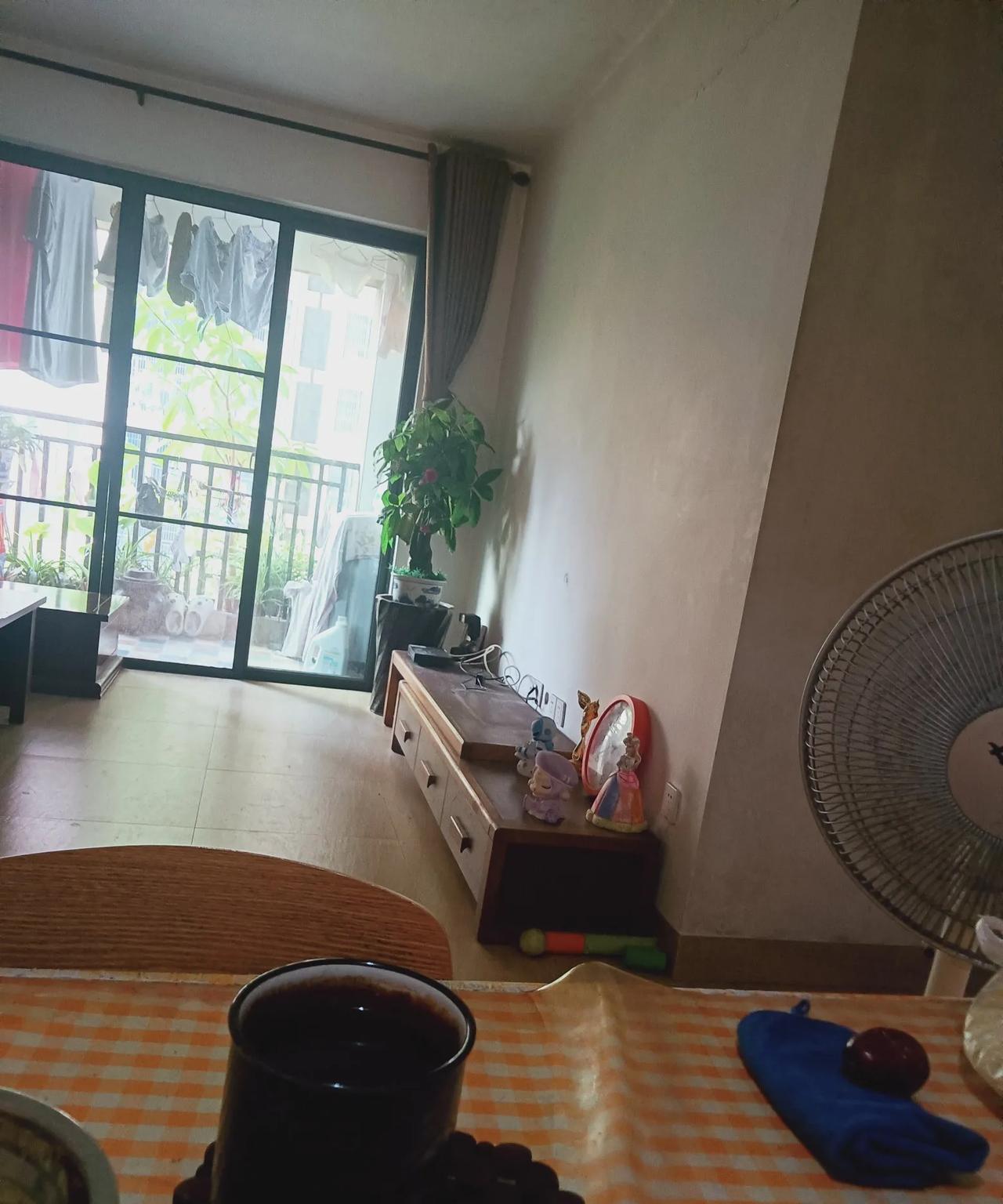 底气这东西，从来都是和钱包挂钩的最近家里的电视坏了，修要大几百，买要两三千。家