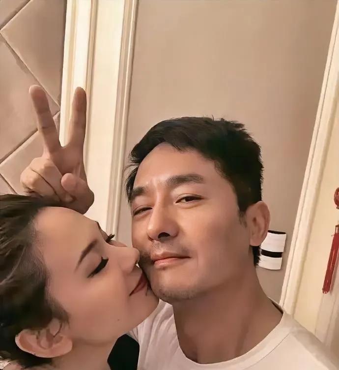 果然男人最懂男人！我问老公，是不是男人都喜欢程莉莎这种漂亮又爱撒娇的女人？老公