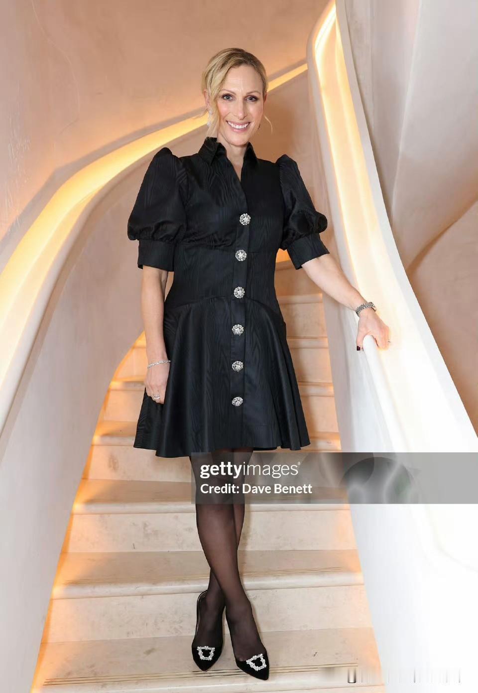 安妮公主的女儿扎拉廷德尔和丈夫参加品牌服装举办的鸡尾酒会，同场的还有已故王妃戴安