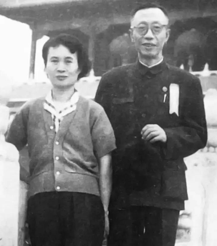 1962年，56岁溥仪迎娶38岁女护士李淑贤，新婚之夜溥仪开着100瓦的灯泡，一直在看书，待李淑贤睡