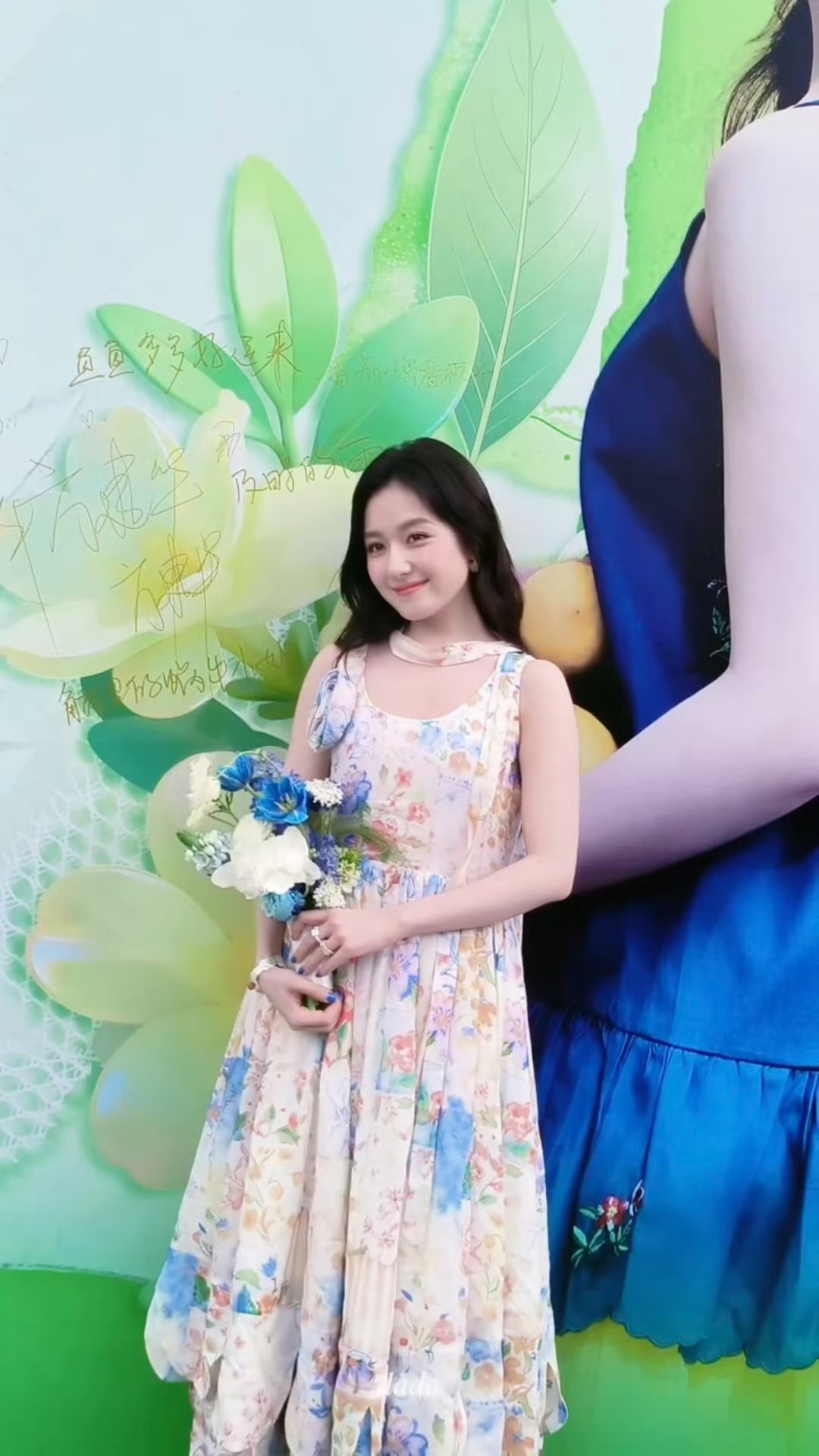 花里开出了个李兰迪李兰迪身着水彩花瓣裙，轻盈仙气，笑容治愈，化身春日小花仙，氛围