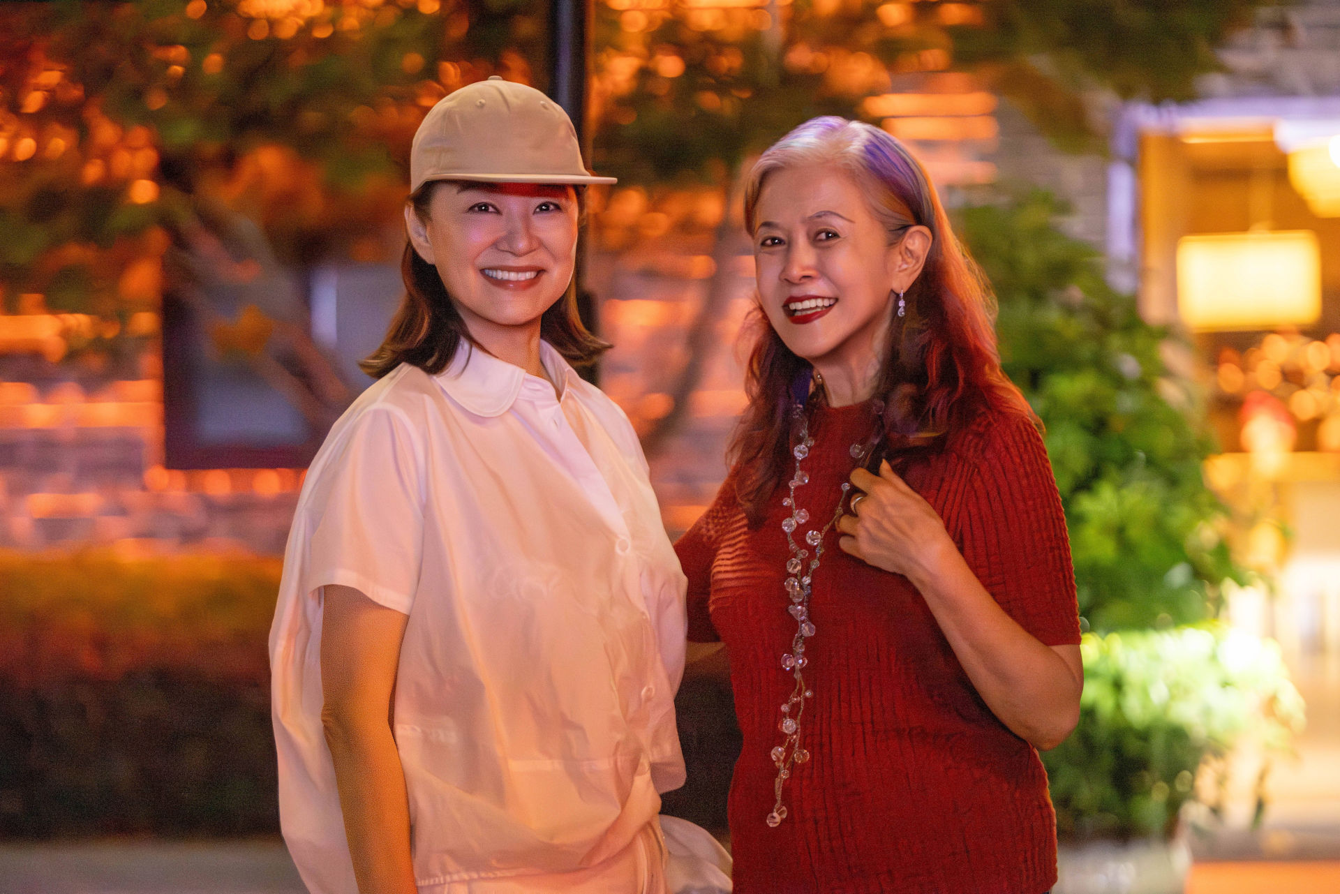林青霞【时报】【版面】《会昌六日草》节选“身后会剧场屋顶那盏昏黄又明亮的巨型大