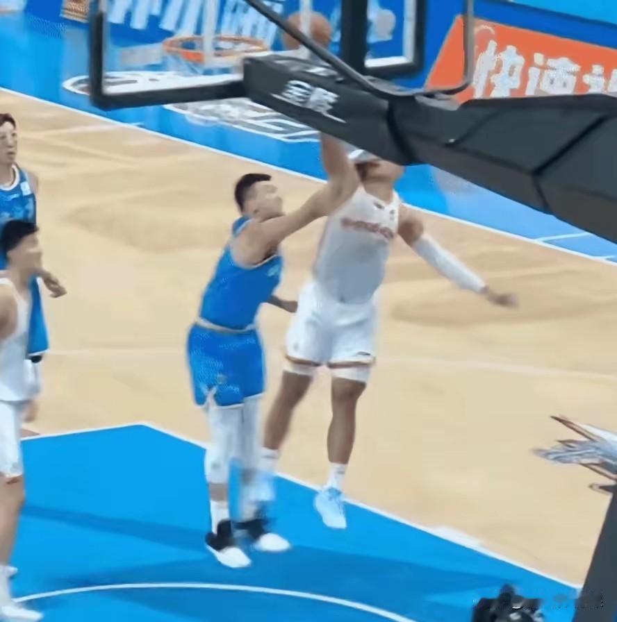 北京主场是不是有点太嚣张了？CBA.常规赛第四轮，北京主场迎战深圳马可波罗，