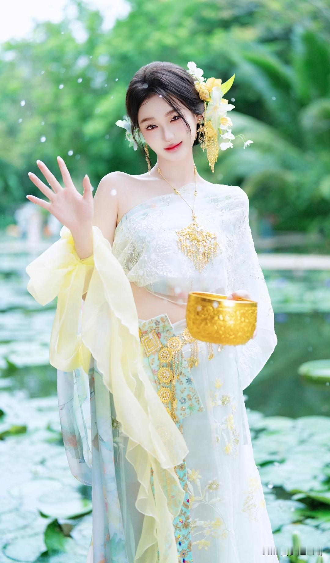 金樽玉盏映清波，仙姿绰约舞翩跹。