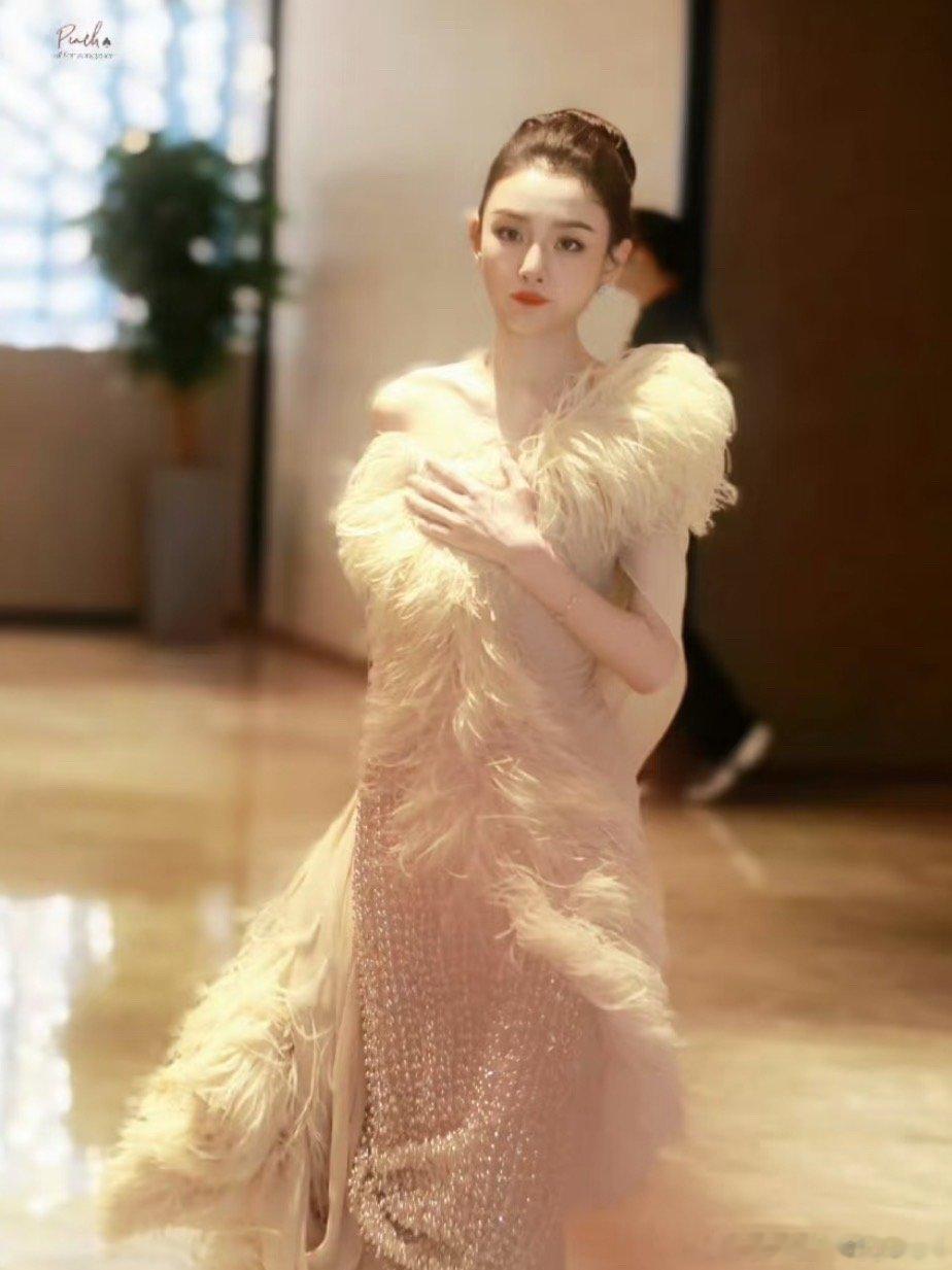 宋祖儿单肩羽毛裙宋祖儿第二套高定​​​哇​​​