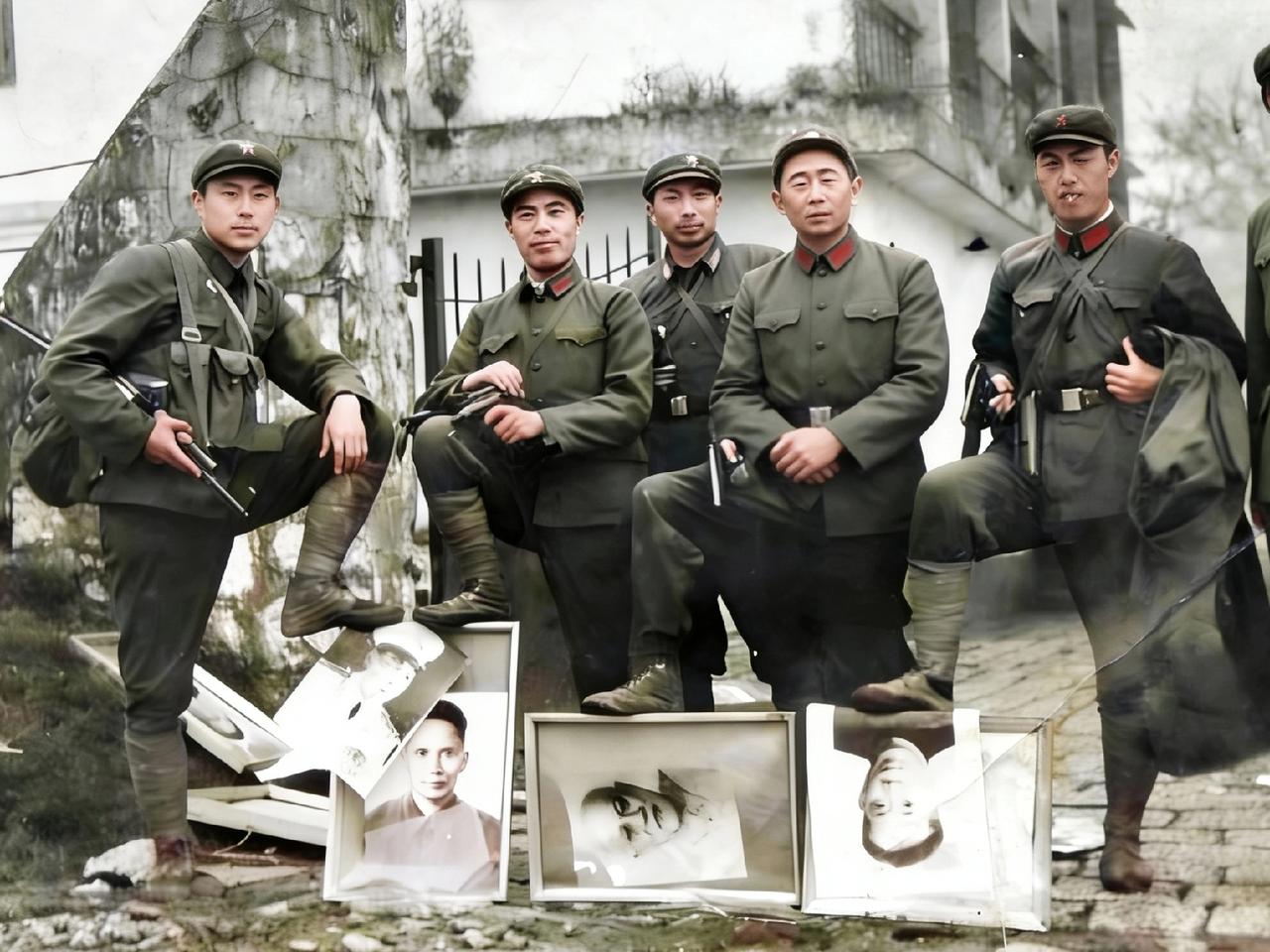 这不是剧照，而是在对越自卫反击战中，战地记者拍摄的真实画面，1979年3月，我军